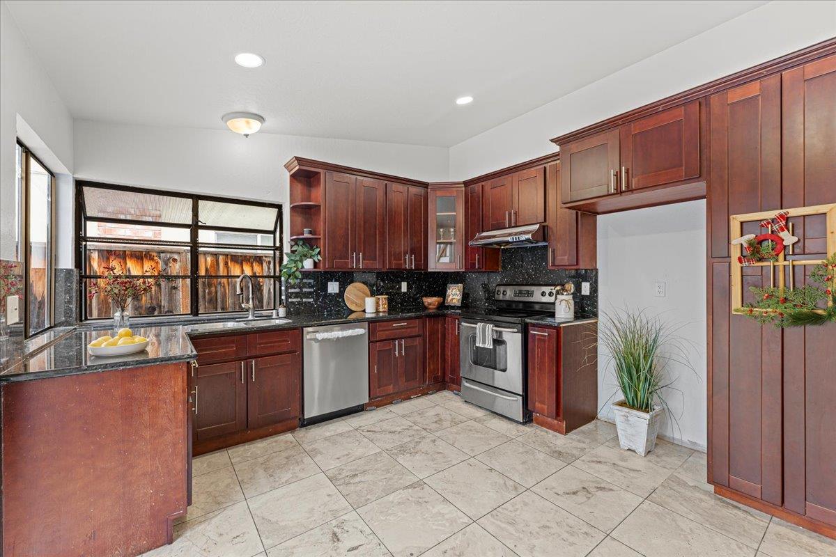 Detail Gallery Image 17 of 31 For 2835 Centerwood Ct, San Jose,  CA 95148 - 4 Beds | 2 Baths