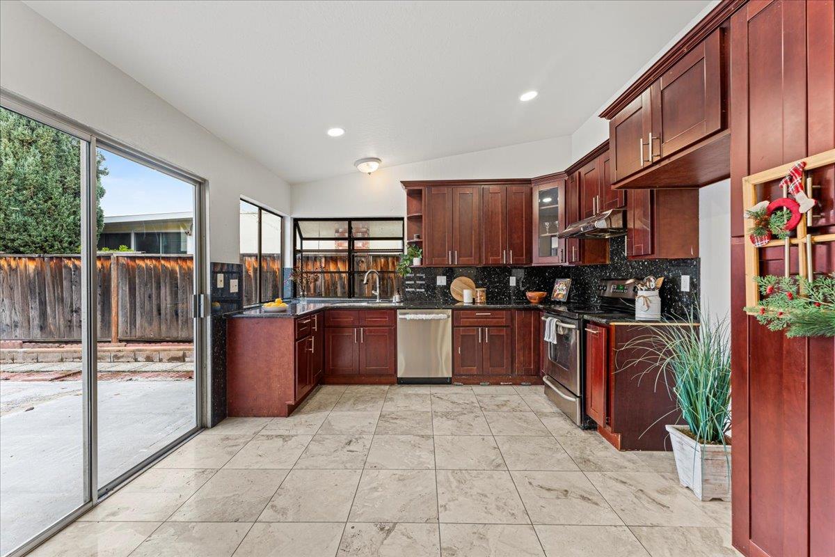 Detail Gallery Image 19 of 31 For 2835 Centerwood Ct, San Jose,  CA 95148 - 4 Beds | 2 Baths