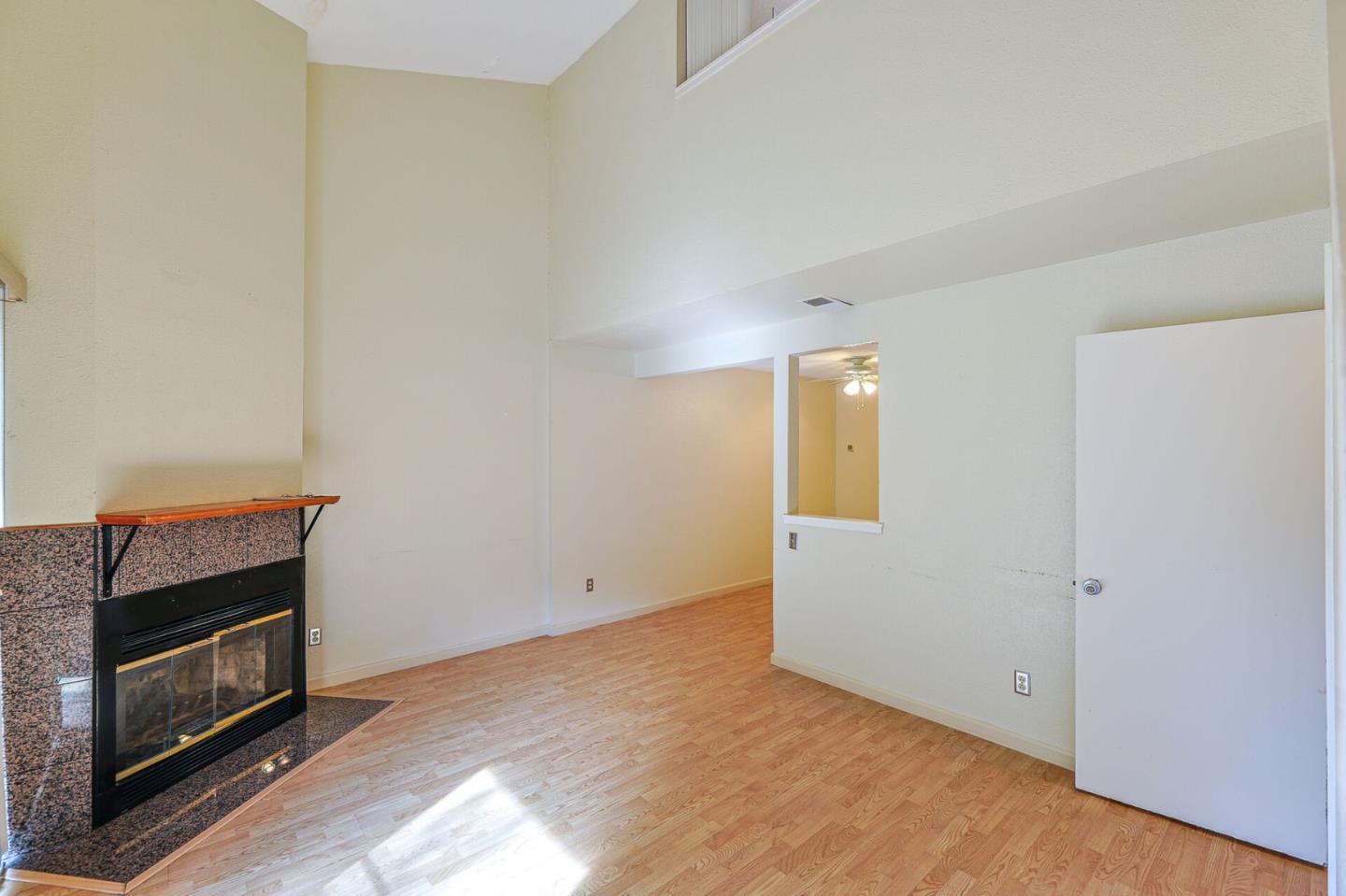 Detail Gallery Image 5 of 14 For 104 W Rossi St #4,  Salinas,  CA 93901 - 1 Beds | 1/1 Baths