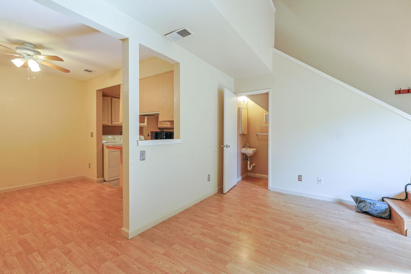 Detail Gallery Image 6 of 14 For 104 W Rossi St #4,  Salinas,  CA 93901 - 1 Beds | 1/1 Baths