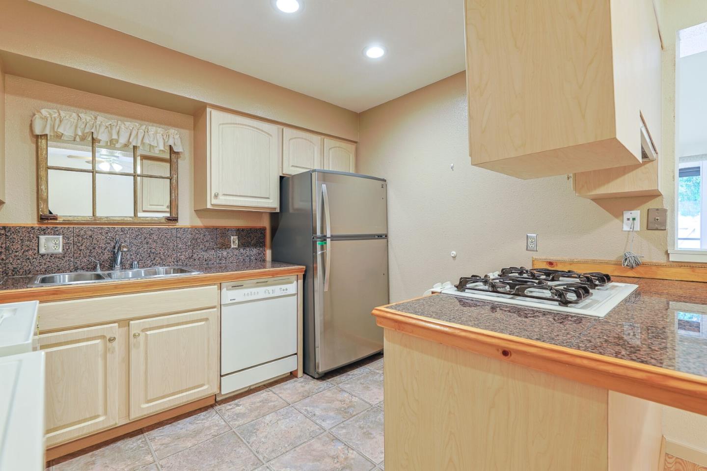 Detail Gallery Image 8 of 14 For 104 W Rossi St #4,  Salinas,  CA 93901 - 1 Beds | 1/1 Baths