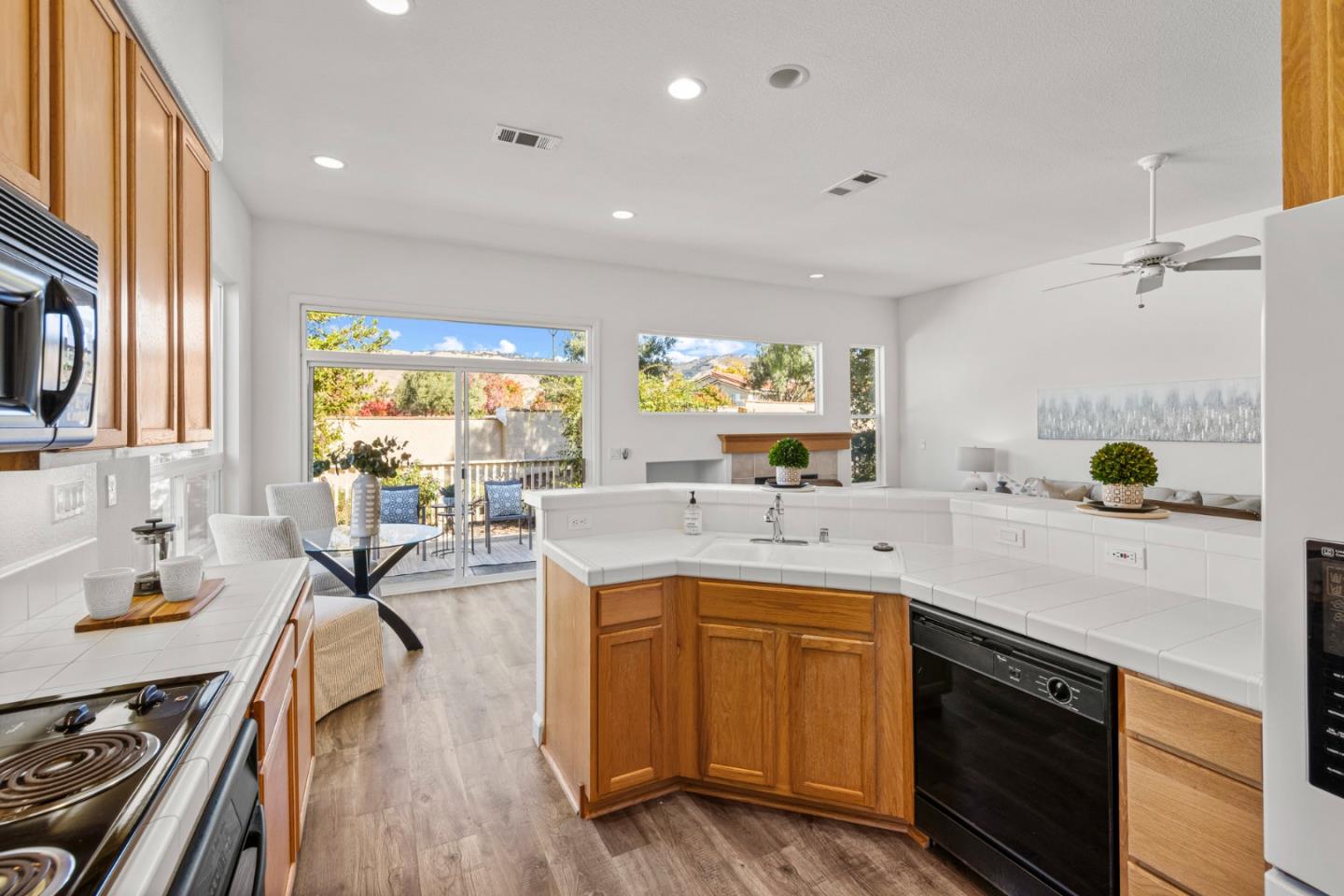 Detail Gallery Image 17 of 41 For 2048 Folle Blanche Dr, San Jose,  CA 95135 - 3 Beds | 2 Baths