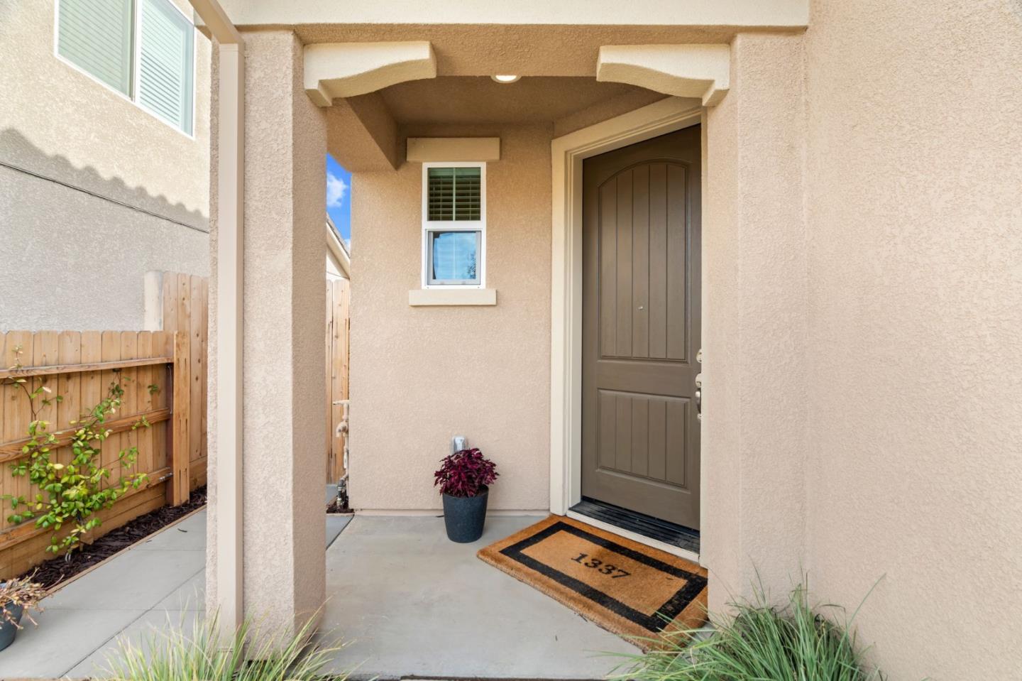 Detail Gallery Image 3 of 44 For 1337 Sunridge Dr, Hollister,  CA 95023 - 4 Beds | 2/1 Baths