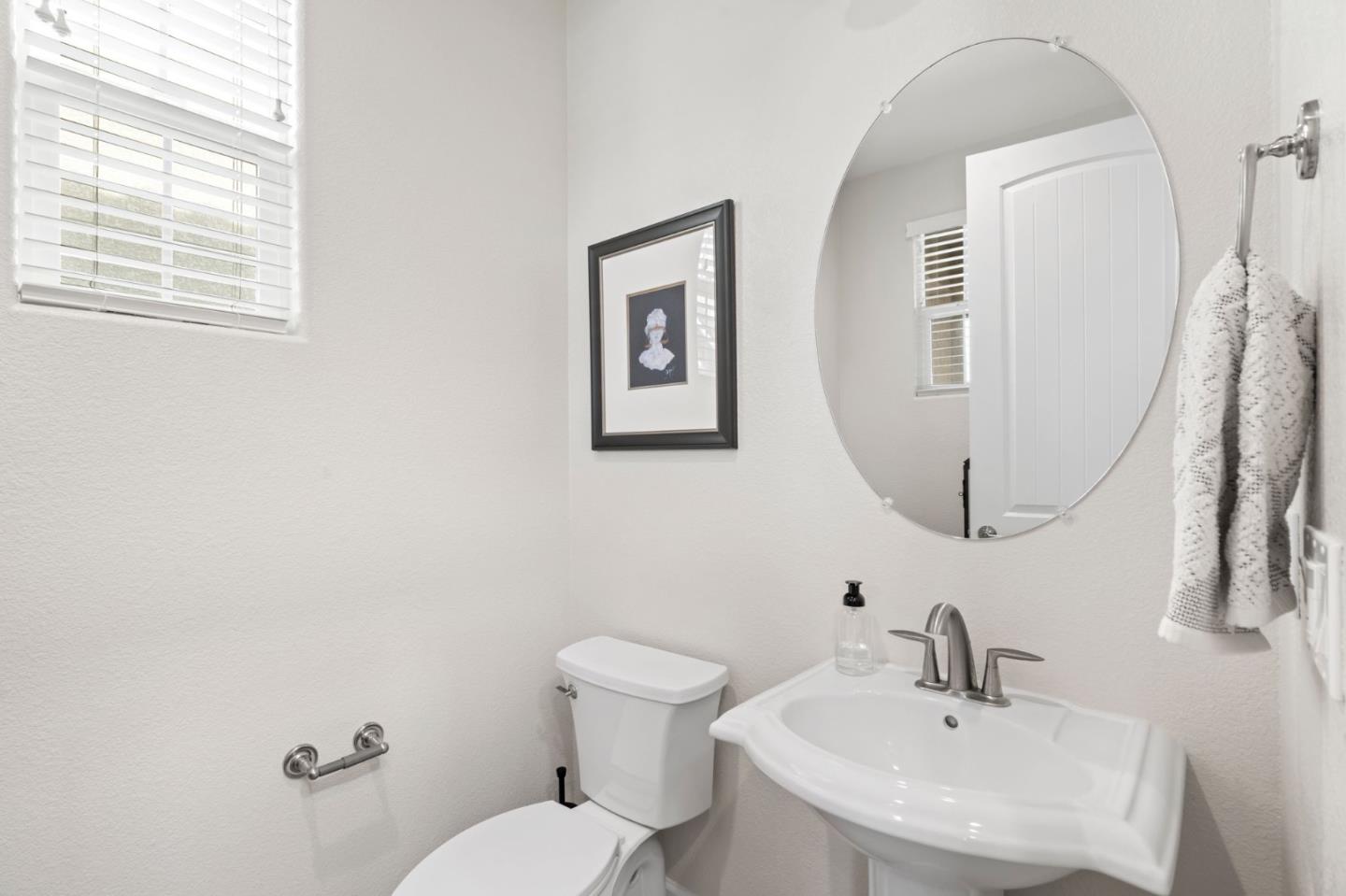 Detail Gallery Image 4 of 44 For 1337 Sunridge Dr, Hollister,  CA 95023 - 4 Beds | 2/1 Baths