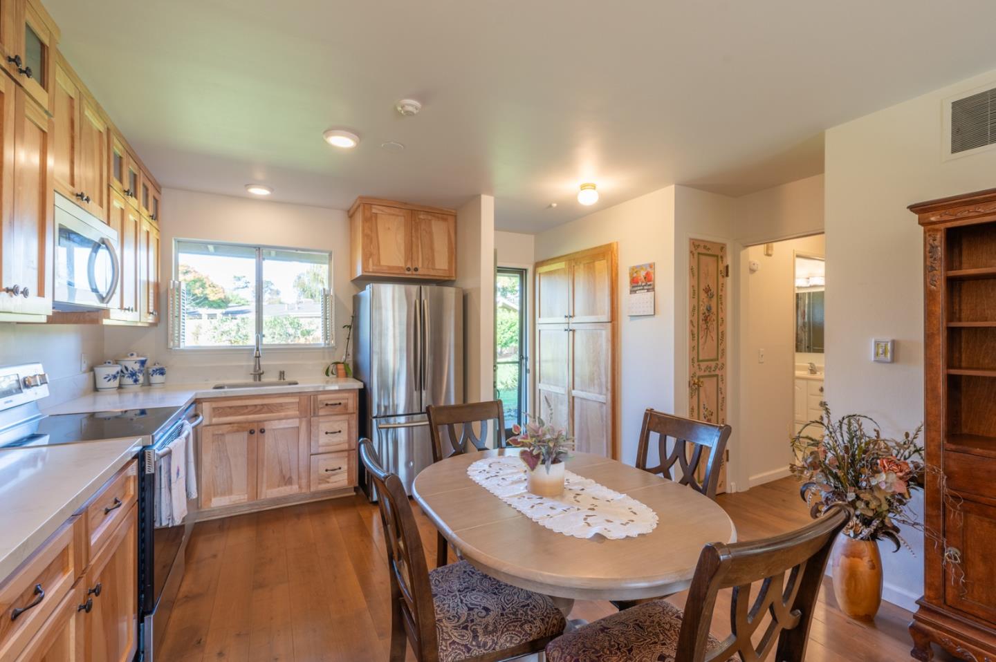 Detail Gallery Image 5 of 19 For 250 Hacienda Carmel, Carmel,  CA 93923 - 1 Beds | 1 Baths