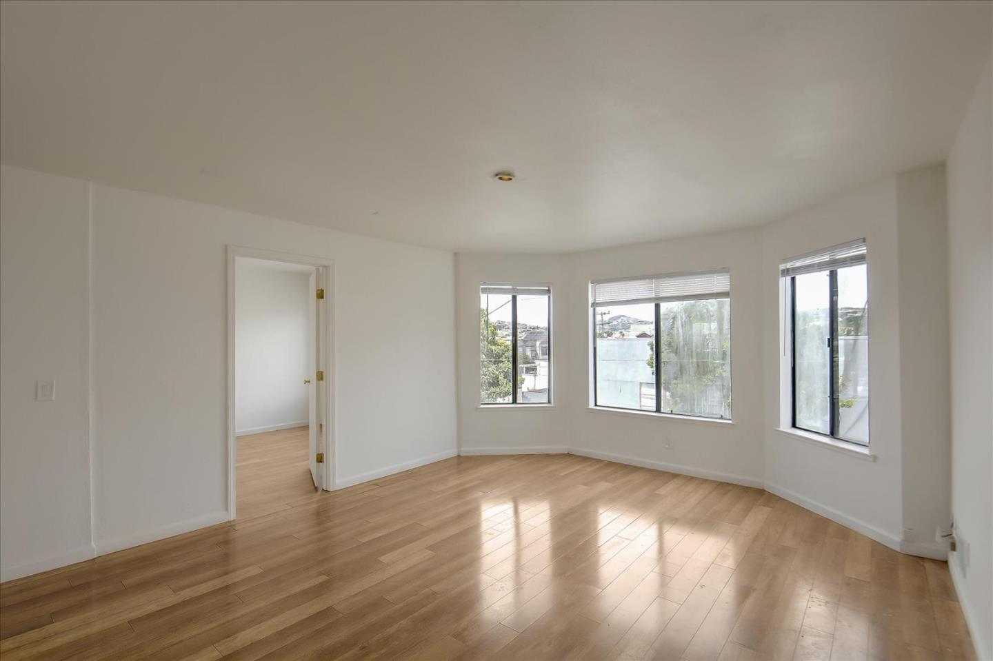 Detail Gallery Image 7 of 26 For 1475 Hawes St #B,  San Francisco,  CA 94124 - 3 Beds | 1 Baths