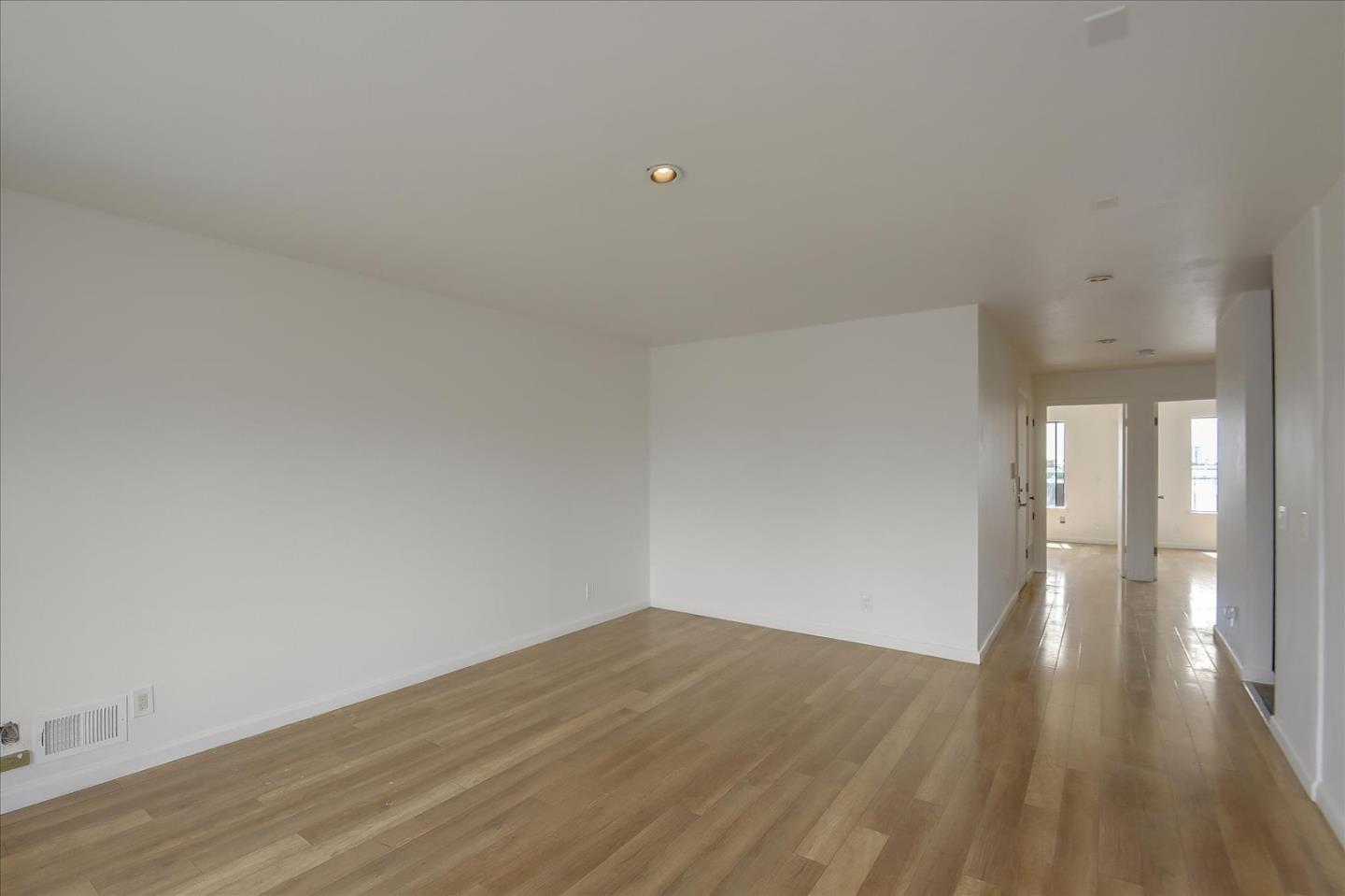 Detail Gallery Image 9 of 26 For 1475 Hawes St #B,  San Francisco,  CA 94124 - 3 Beds | 1 Baths