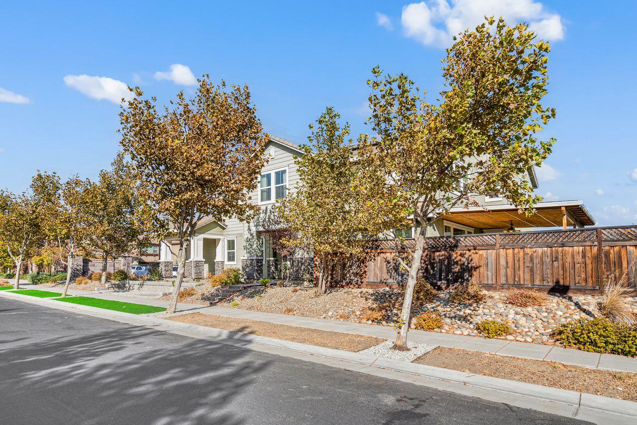 Detail Gallery Image 3 of 49 For 1070 S Atwood Ct, Mountain House,  CA 95391 - 5 Beds | 4/1 Baths