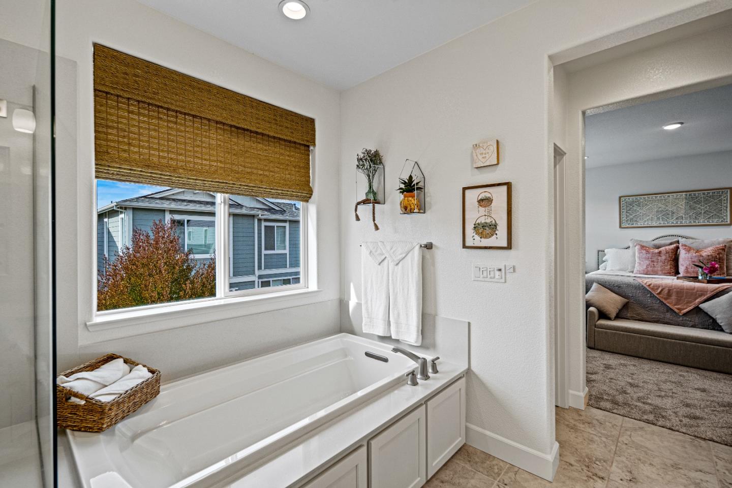 Detail Gallery Image 21 of 35 For 2759 Moonshell Ln, Marina,  CA 93933 - 4 Beds | 2/1 Baths