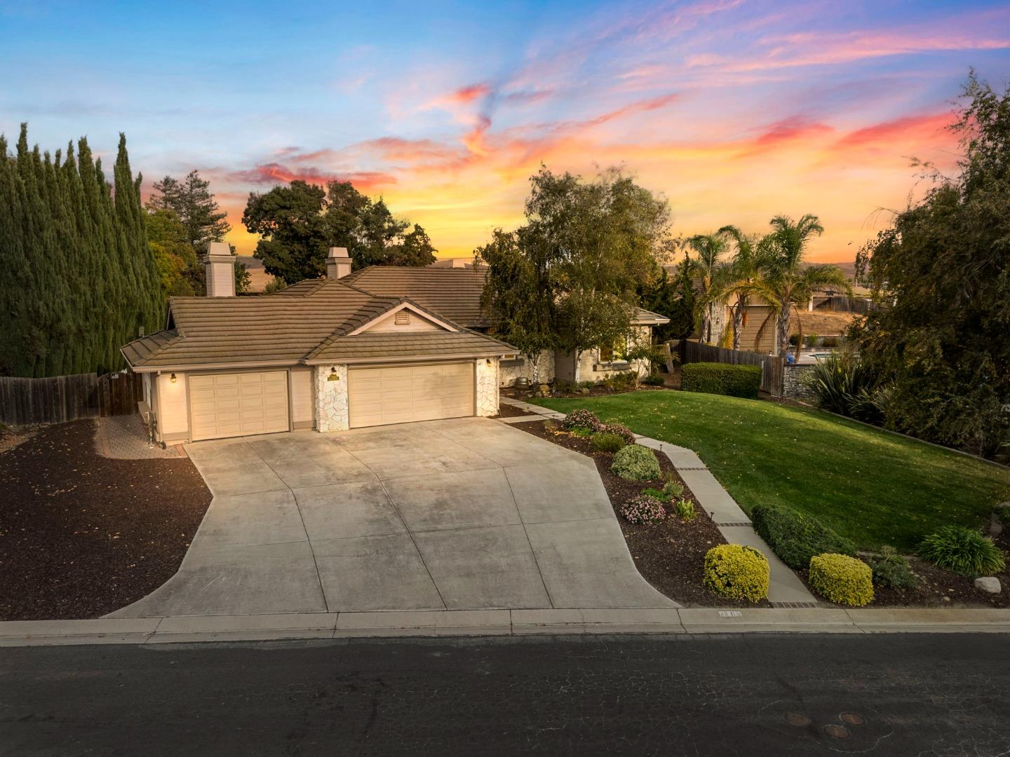 Detail Gallery Image 1 of 59 For 331 Tierra Del Sol, Hollister,  CA 95023 - 3 Beds | 2/1 Baths