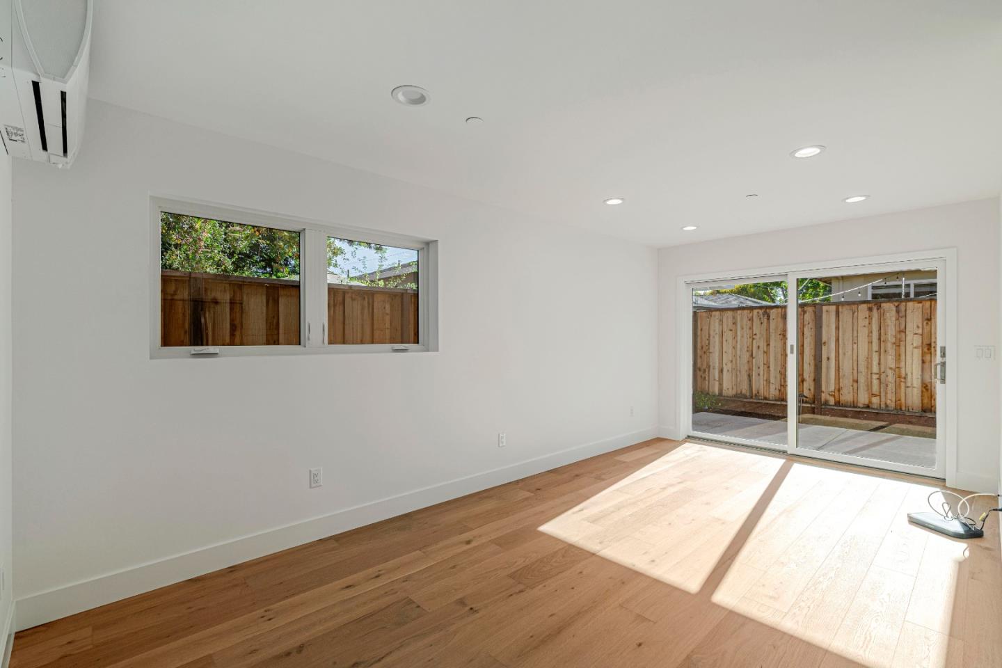 Detail Gallery Image 4 of 24 For 1456 Kentfield Ave, Redwood City,  CA 94061 - 2 Beds | 2 Baths