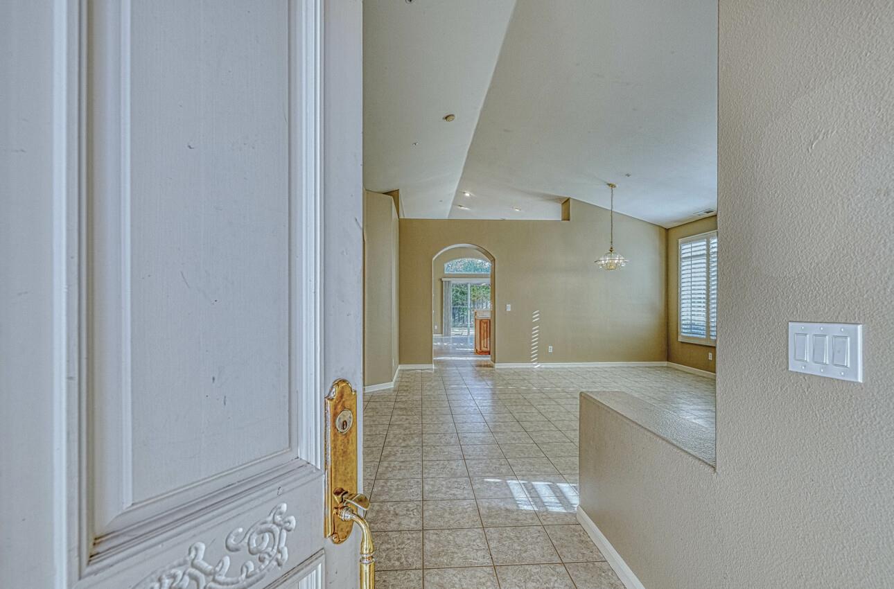 Detail Gallery Image 4 of 38 For 18423 Wildrose Ct, Salinas,  CA 93908 - 3 Beds | 2 Baths