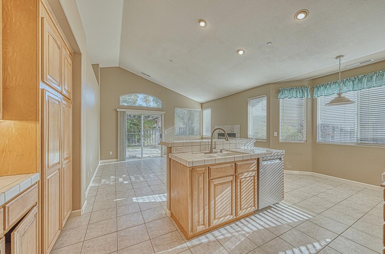 Detail Gallery Image 9 of 38 For 18423 Wildrose Ct, Salinas,  CA 93908 - 3 Beds | 2 Baths