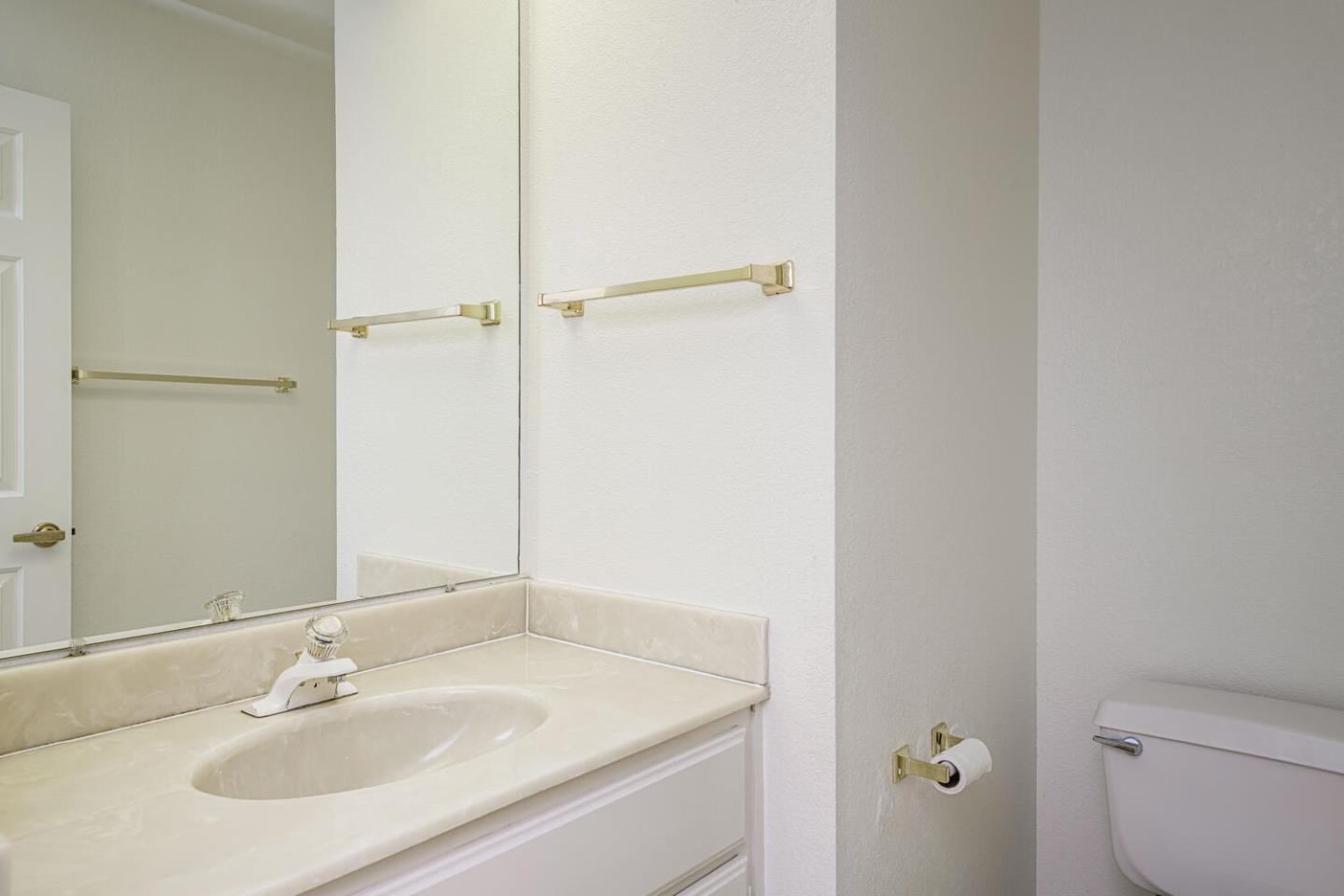 Detail Gallery Image 13 of 28 For 129 Danbury Ln, Redwood City,  CA 94061 - 3 Beds | 2/1 Baths