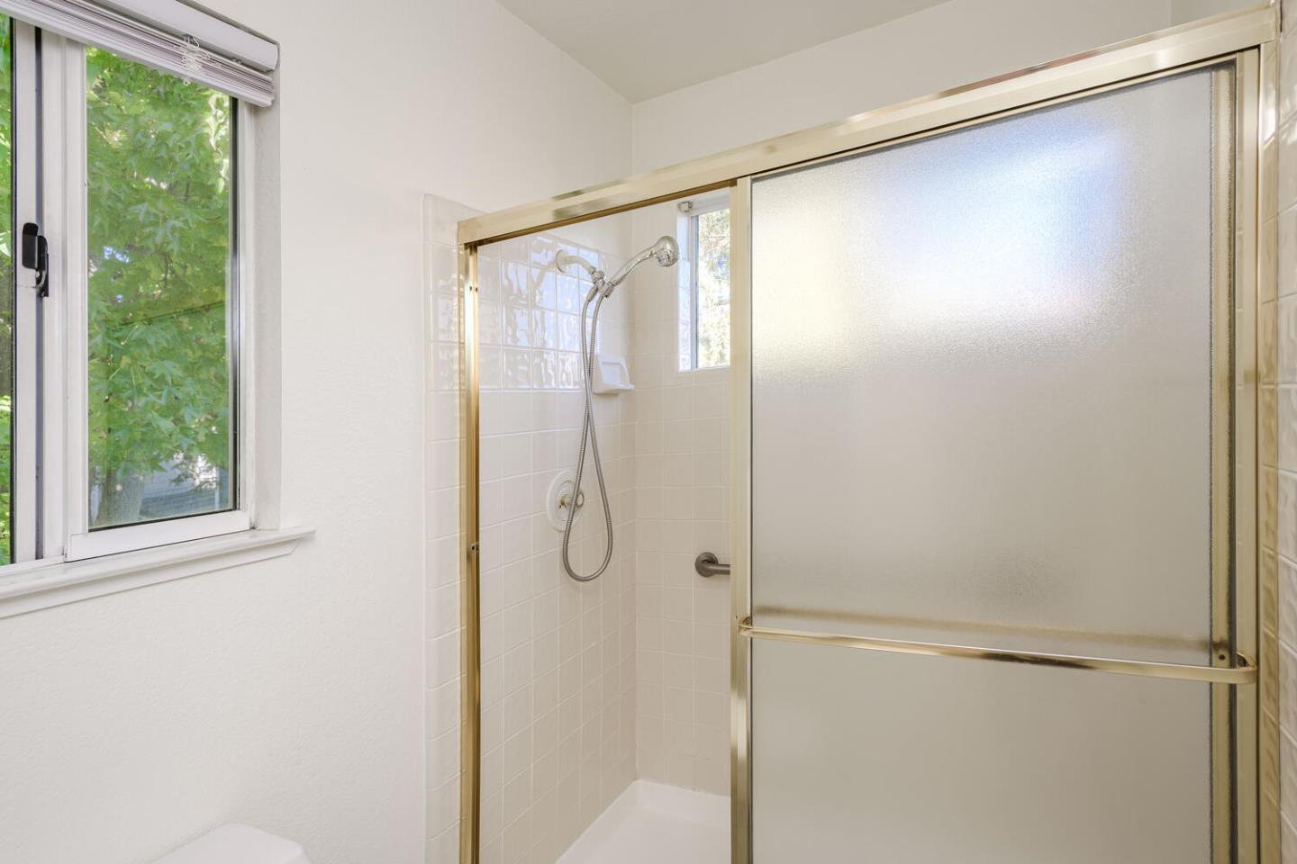 Detail Gallery Image 18 of 28 For 129 Danbury Ln, Redwood City,  CA 94061 - 3 Beds | 2/1 Baths