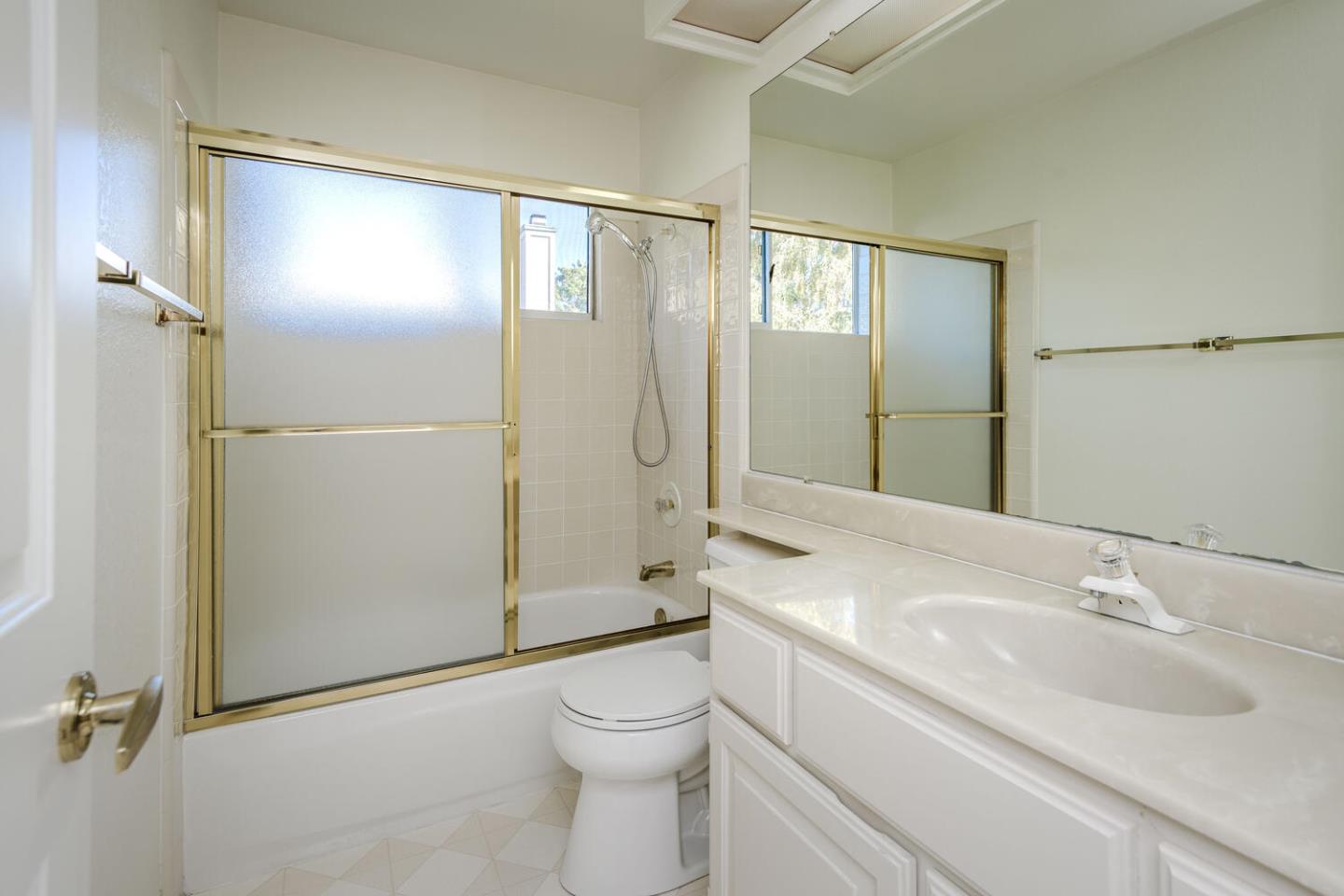 Detail Gallery Image 20 of 28 For 129 Danbury Ln, Redwood City,  CA 94061 - 3 Beds | 2/1 Baths