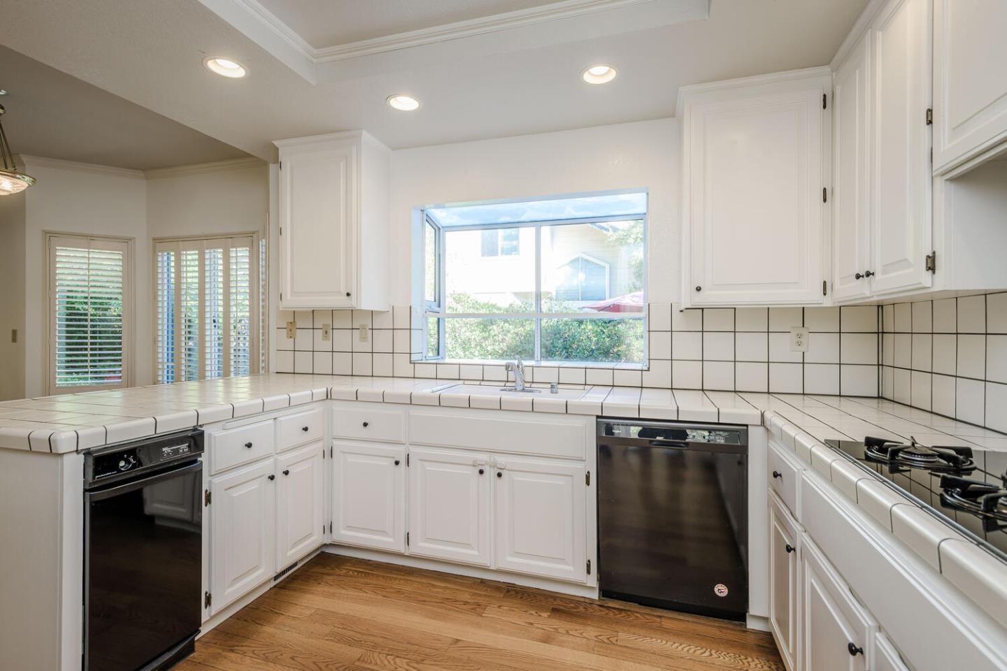 Detail Gallery Image 5 of 28 For 129 Danbury Ln, Redwood City,  CA 94061 - 3 Beds | 2/1 Baths