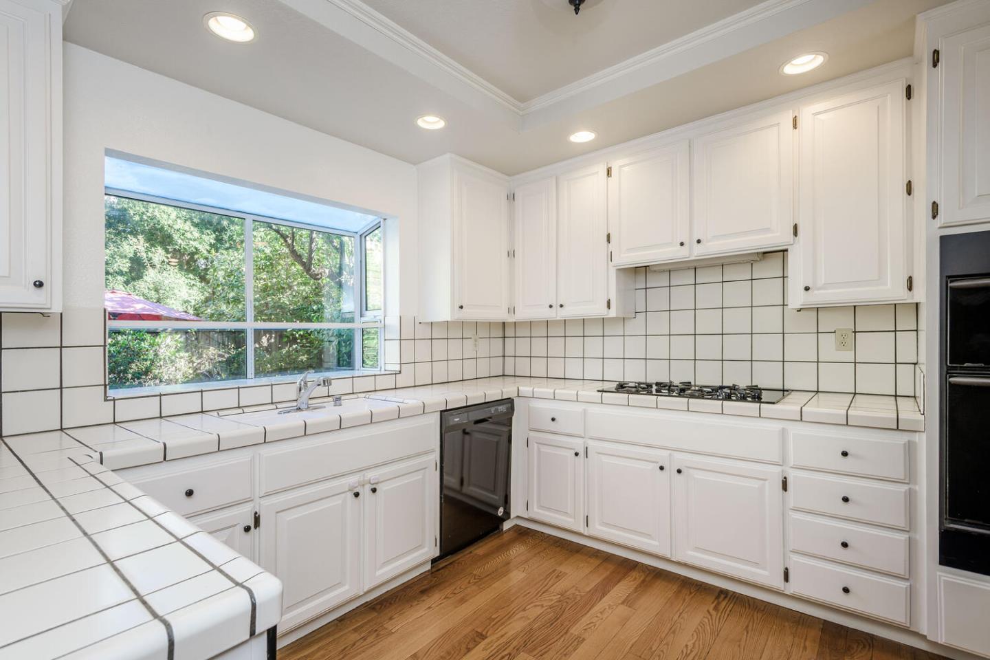 Detail Gallery Image 6 of 28 For 129 Danbury Ln, Redwood City,  CA 94061 - 3 Beds | 2/1 Baths