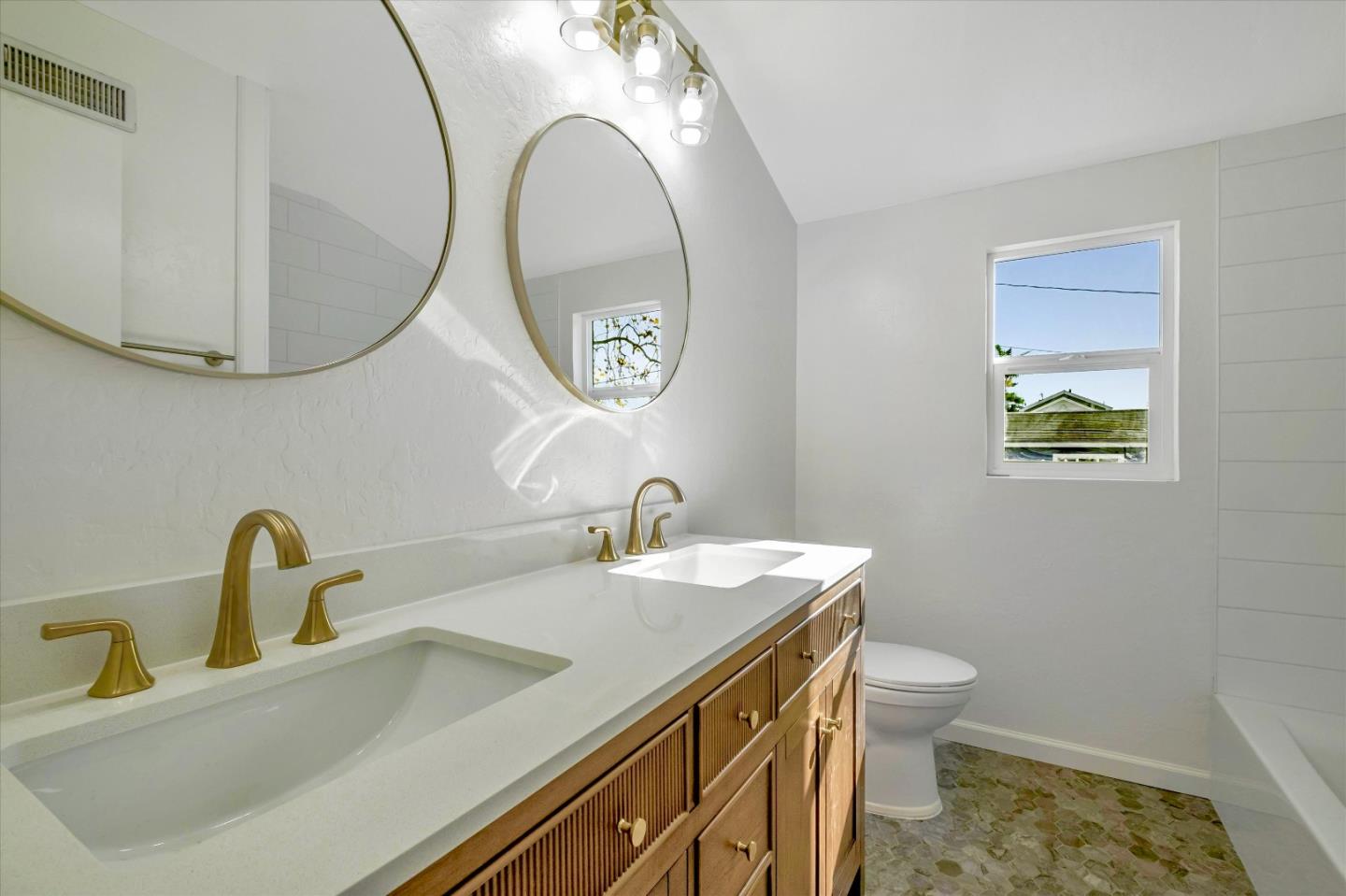 Detail Gallery Image 8 of 16 For 401 5th Ave, Santa Cruz,  CA 95062 - 3 Beds | 2 Baths