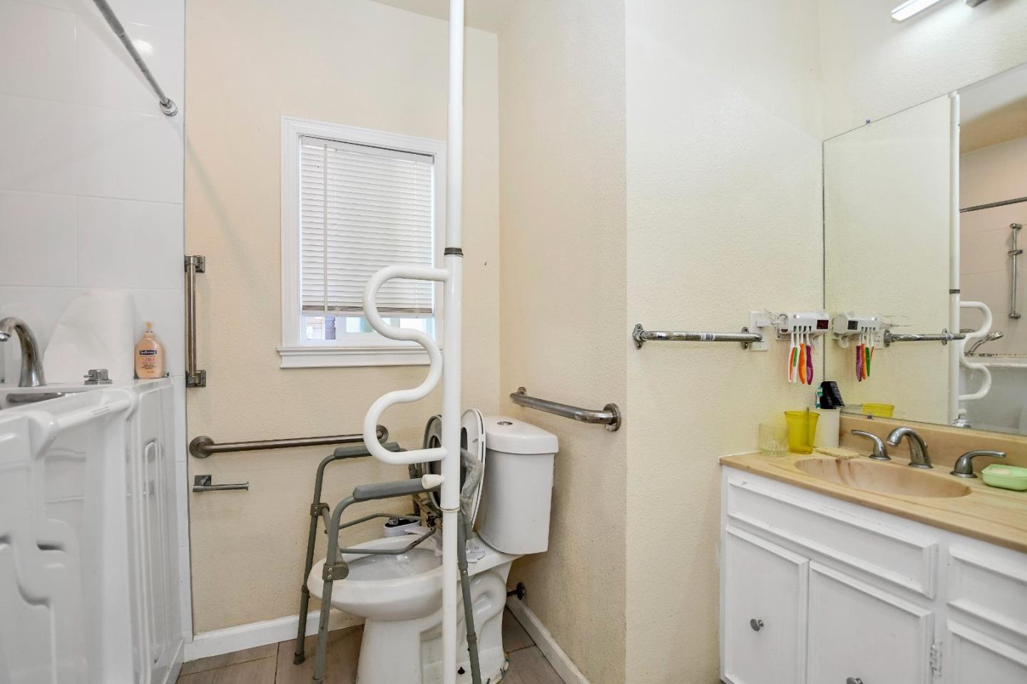 Detail Gallery Image 15 of 27 For 9899 Thermal St, Oakland,  CA 94605 - 3 Beds | 2 Baths