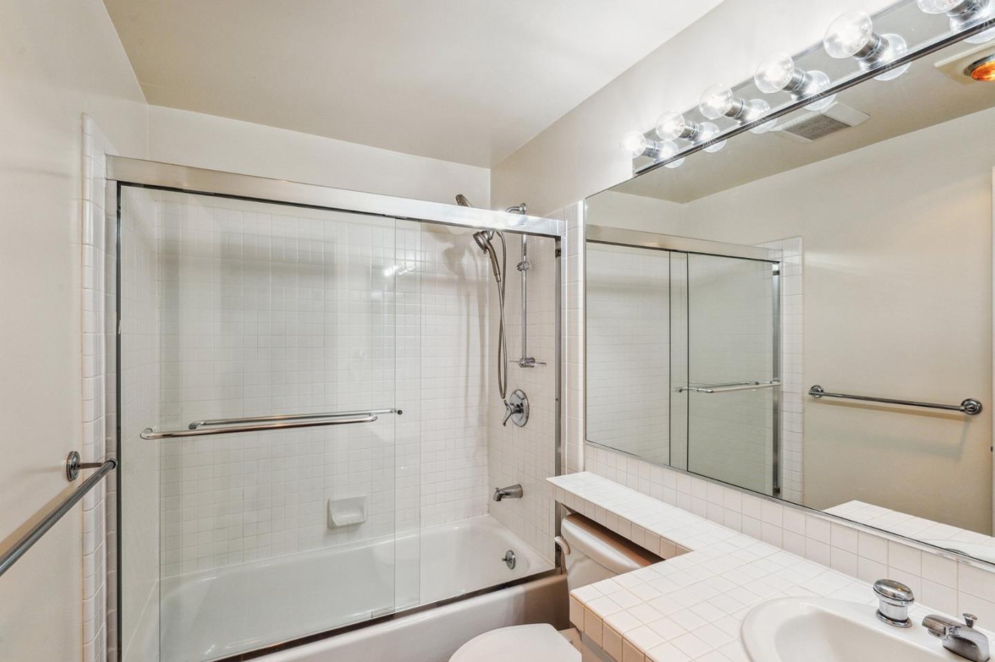 Detail Gallery Image 14 of 17 For 111 Chestnut St #203,  San Francisco,  CA 94111 - 2 Beds | 2 Baths