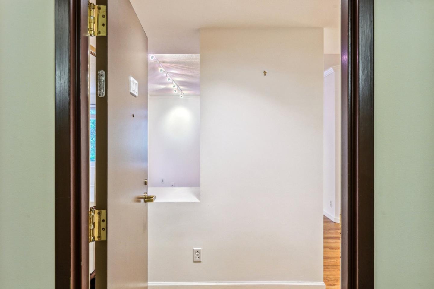 Detail Gallery Image 3 of 17 For 111 Chestnut St #203,  San Francisco,  CA 94111 - 2 Beds | 2 Baths