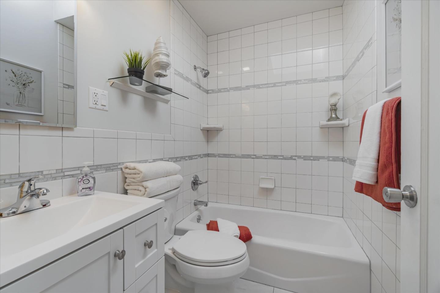 Detail Gallery Image 11 of 44 For 1343 Cortland Ave, San Francisco,  CA 94110 - 2 Beds | 1 Baths