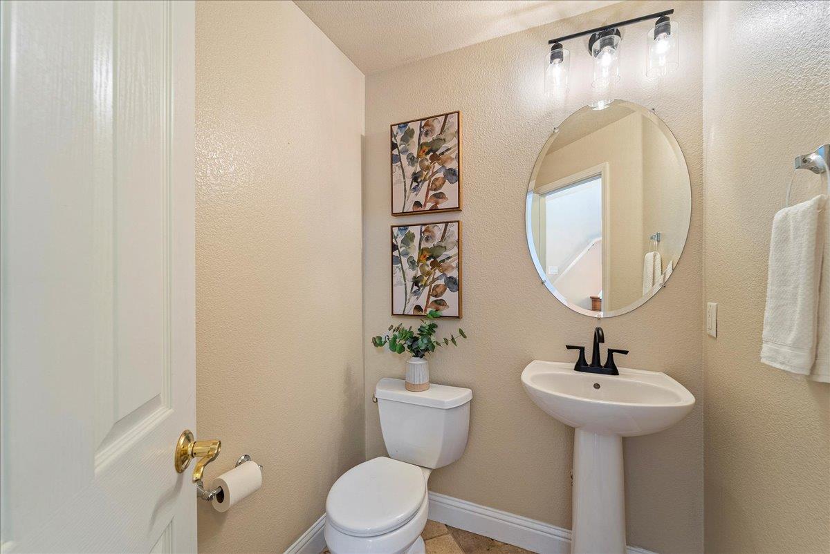 Detail Gallery Image 11 of 26 For 1677 Stony Brook Dr, Salinas,  CA 93906 - 4 Beds | 2/1 Baths