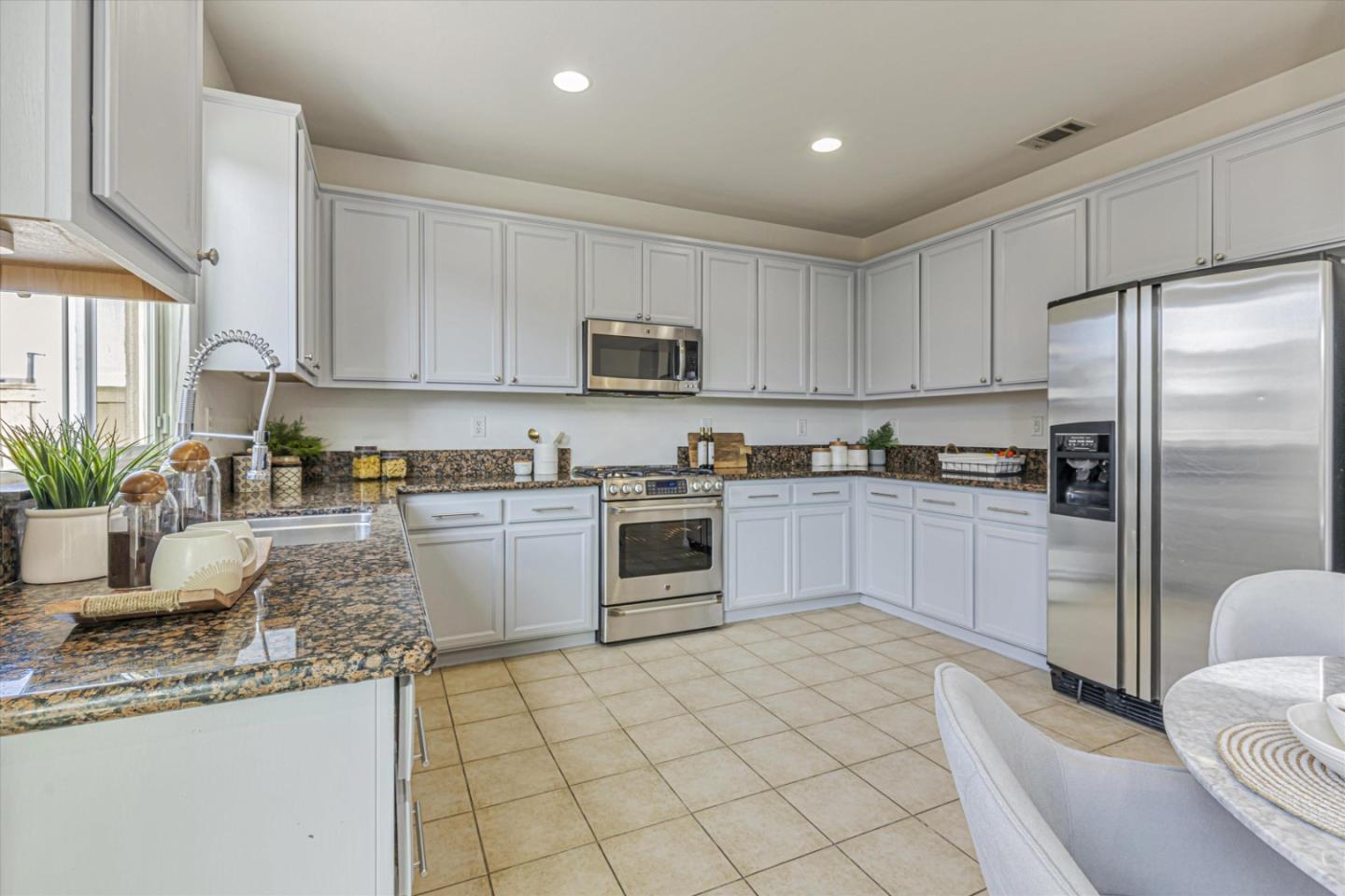 Detail Gallery Image 16 of 55 For 224 Cogburn Cir, Vacaville,  CA 95687 - 3 Beds | 2/1 Baths