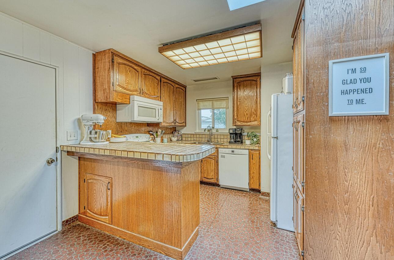 Detail Gallery Image 7 of 32 For 828 Bedford Dr, Salinas,  CA 93901 - 3 Beds | 2 Baths