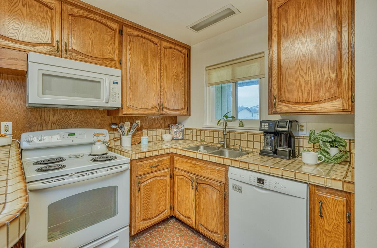 Detail Gallery Image 8 of 32 For 828 Bedford Dr, Salinas,  CA 93901 - 3 Beds | 2 Baths