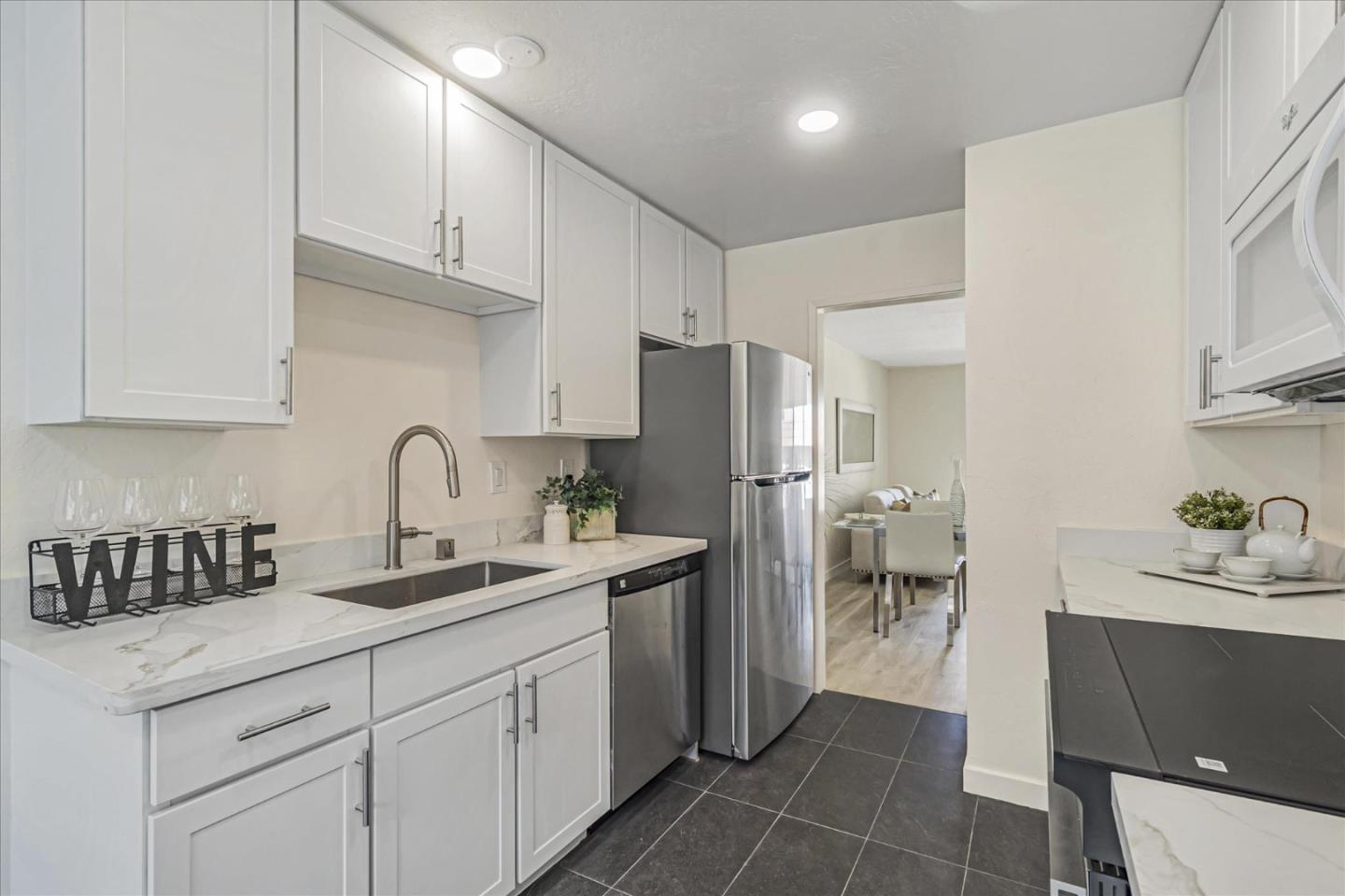 Detail Gallery Image 6 of 27 For 4074 Farm Hill Blvd #2,  Redwood City,  CA 94061 - 2 Beds | 2/1 Baths