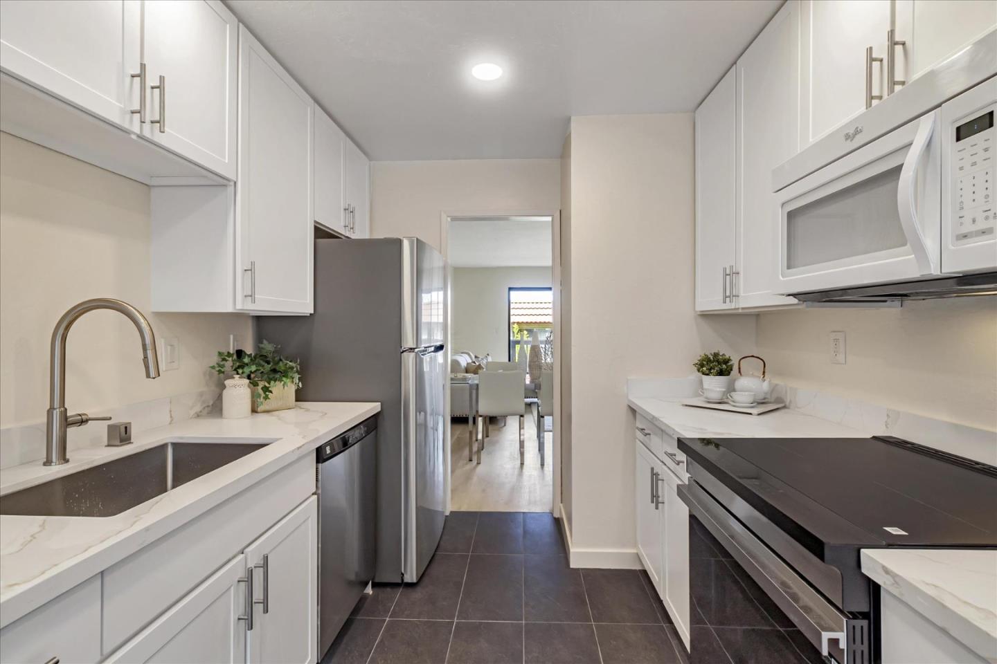 Detail Gallery Image 7 of 27 For 4074 Farm Hill Blvd #2,  Redwood City,  CA 94061 - 2 Beds | 2/1 Baths