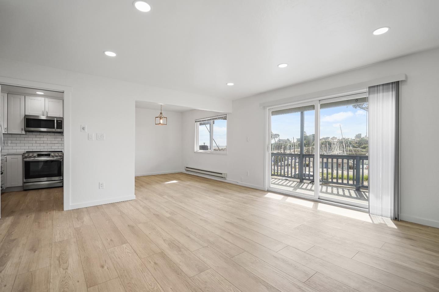 Detail Gallery Image 3 of 13 For 260 Lake Ave #1,  Santa Cruz,  CA 95062 - 2 Beds | 2 Baths