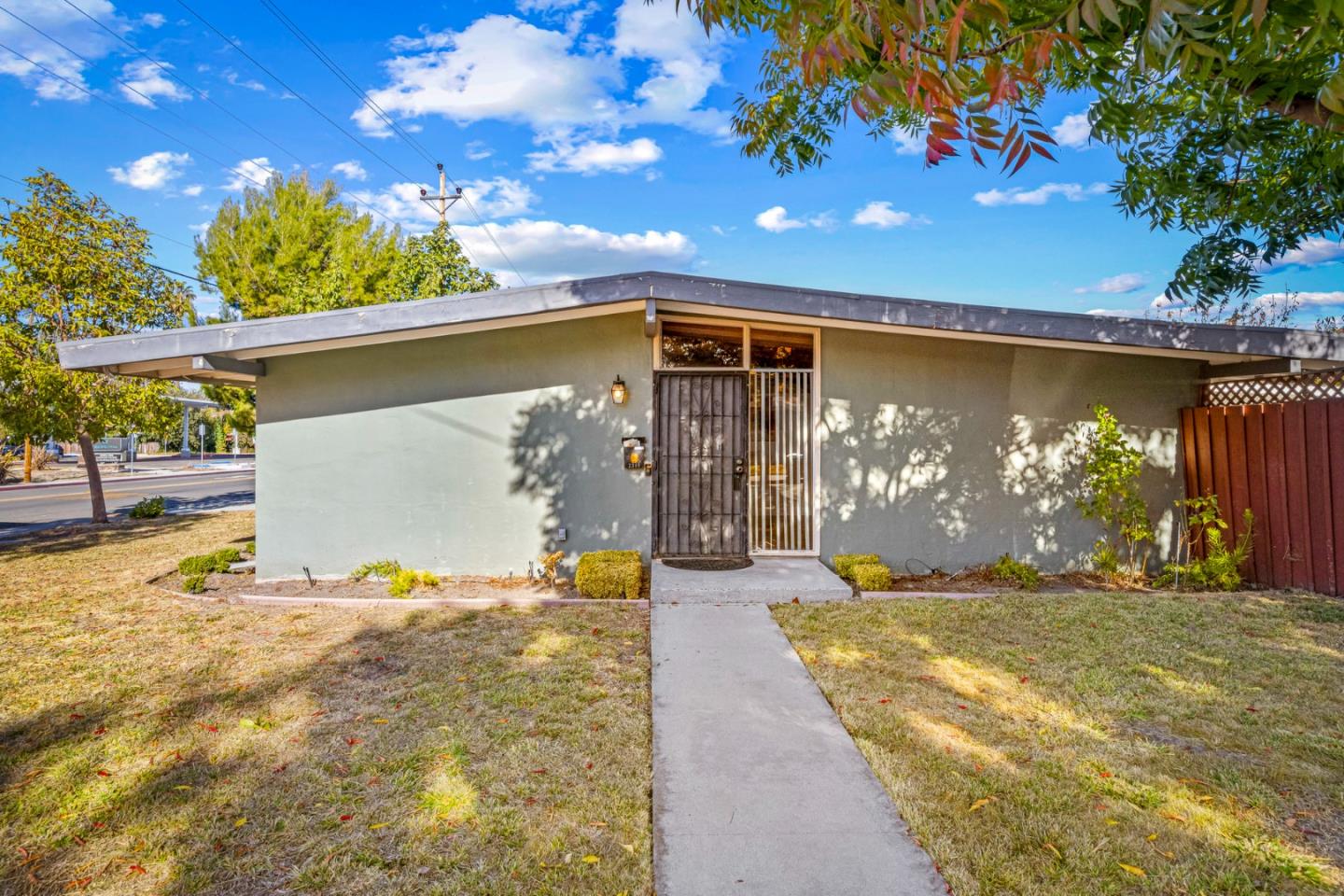 Detail Gallery Image 1 of 28 For 2340 Craig Ct. Ct, Mountain View,  CA 94043 - 3 Beds | 2 Baths