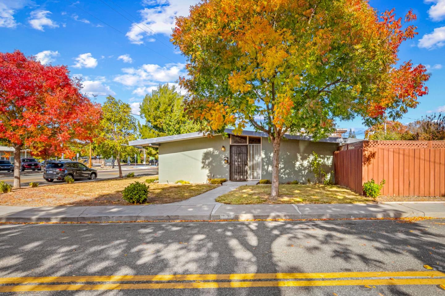 Detail Gallery Image 20 of 28 For 2340 Craig Ct. Ct, Mountain View,  CA 94043 - 3 Beds | 2 Baths