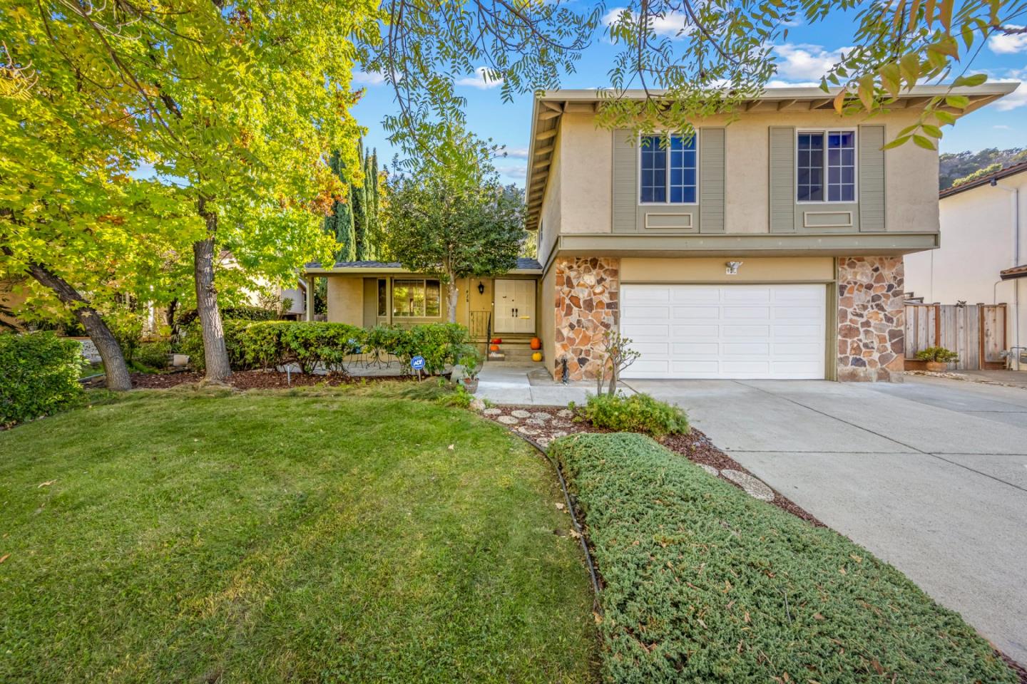 Detail Gallery Image 1 of 42 For 928 Foothill Dr, San Jose,  CA 95123 - 4 Beds | 2/1 Baths