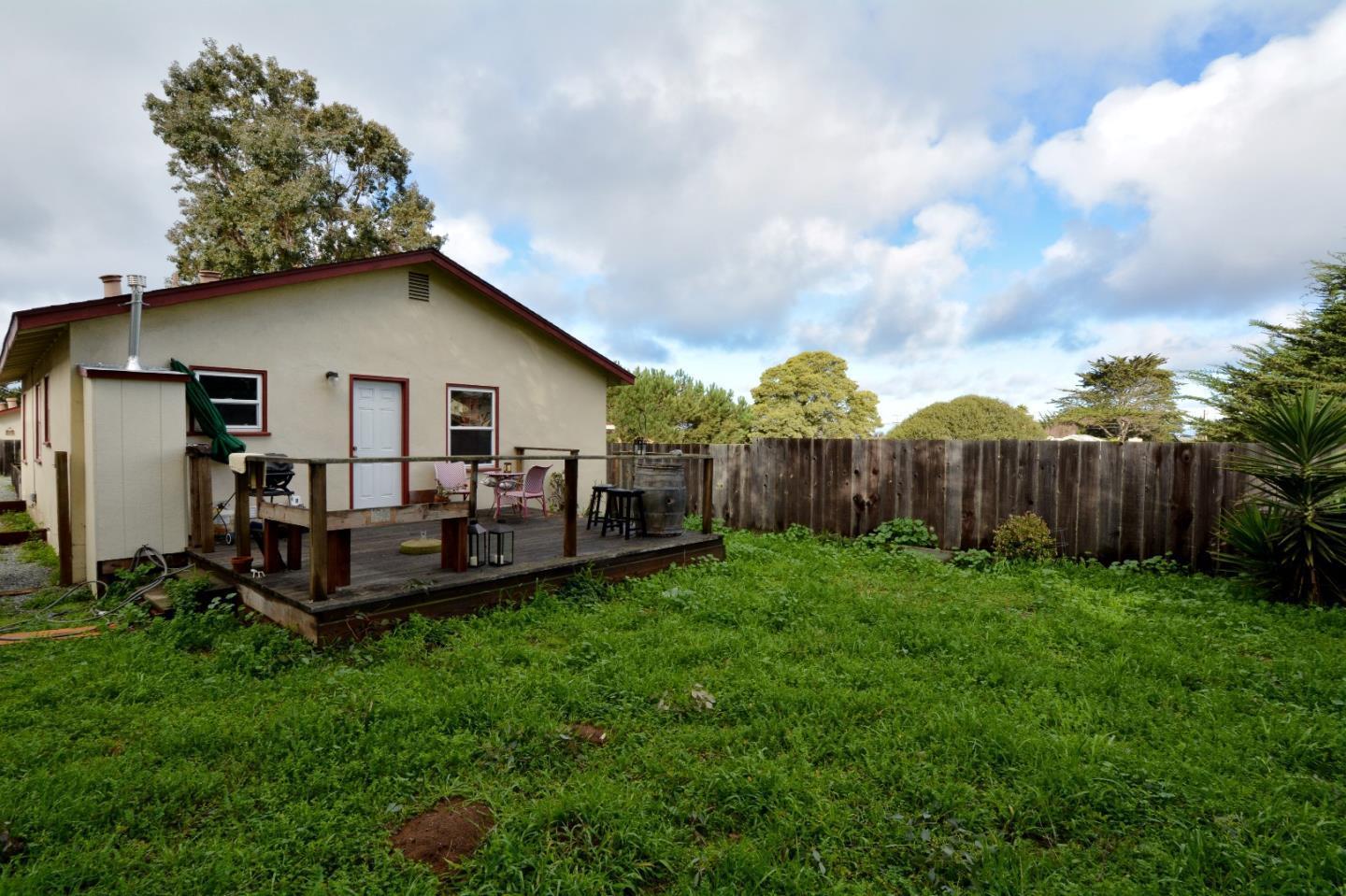 Detail Gallery Image 5 of 6 For 1168 Waring #2,  Seaside,  CA 93955 - 4 Beds | 4 Baths