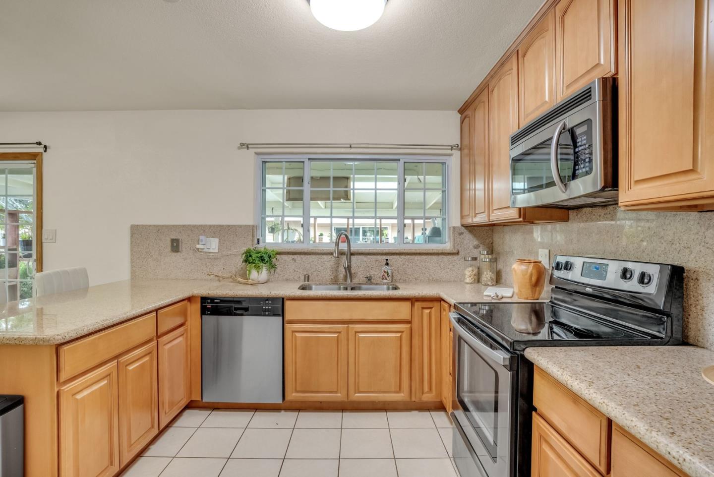 Detail Gallery Image 6 of 28 For 2399 Bermuda Ln, Hayward,  CA 94545 - 3 Beds | 2 Baths