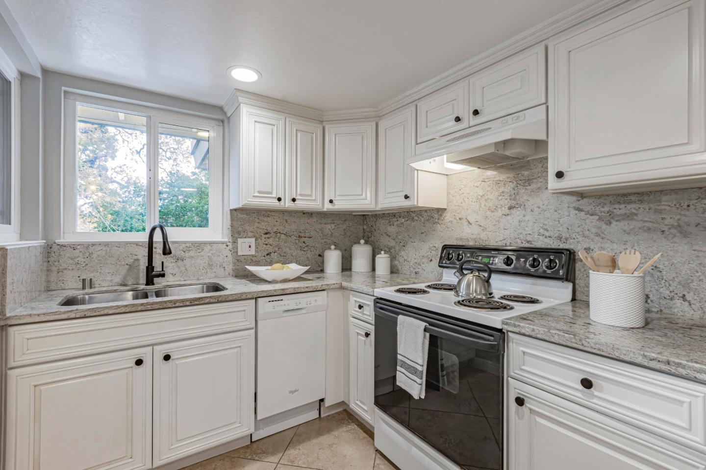 Detail Gallery Image 10 of 29 For 14225 Lora Dr #49,  Los Gatos,  CA 95032 - 1 Beds | 1 Baths