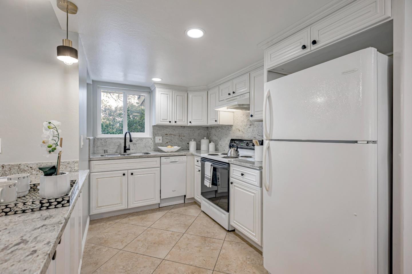 Detail Gallery Image 6 of 29 For 14225 Lora Dr #49,  Los Gatos,  CA 95032 - 1 Beds | 1 Baths