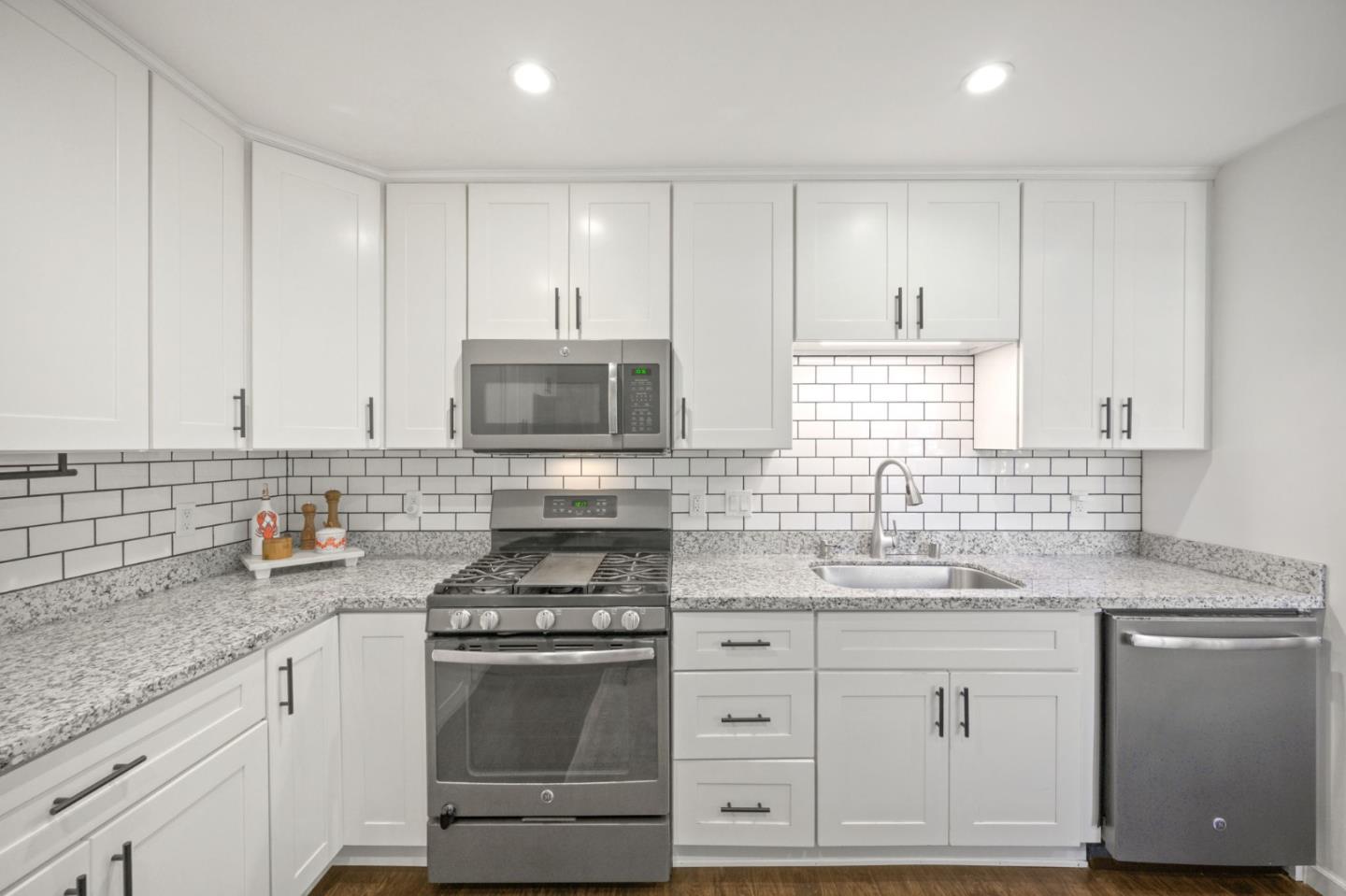 Detail Gallery Image 14 of 32 For 19336 Garrison Ave, Castro Valley,  CA 94546 - 3 Beds | 2 Baths