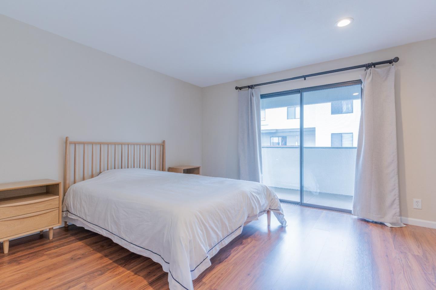 Detail Gallery Image 5 of 19 For 714 San Conrado Ter #2,  Sunnyvale,  CA 94085 - 1 Beds | 1 Baths