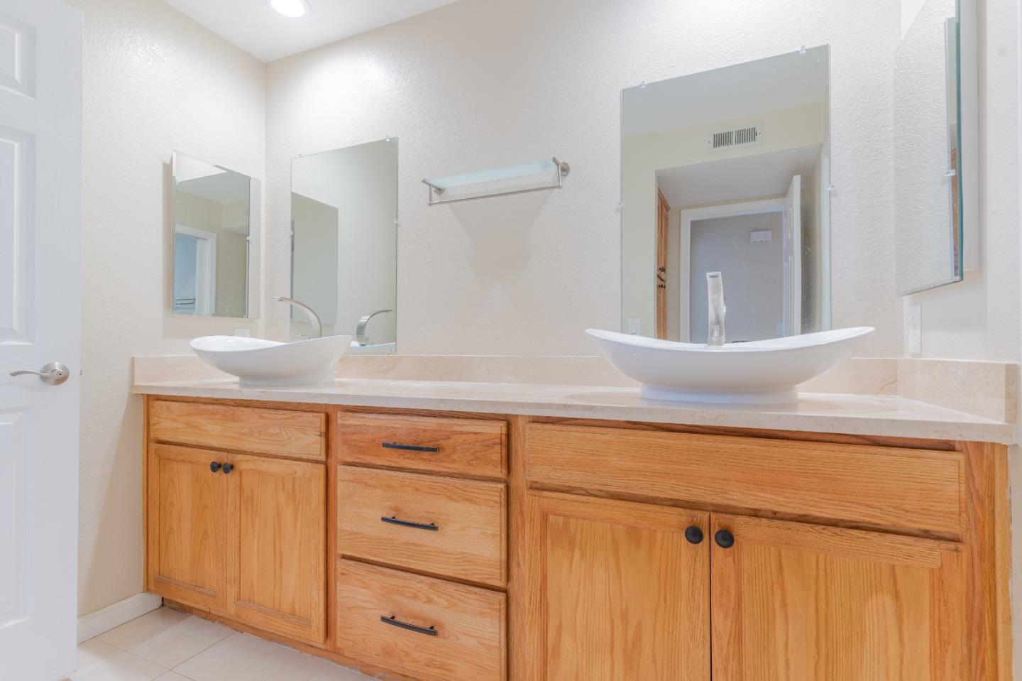 Detail Gallery Image 8 of 19 For 714 San Conrado Ter #2,  Sunnyvale,  CA 94085 - 1 Beds | 1 Baths
