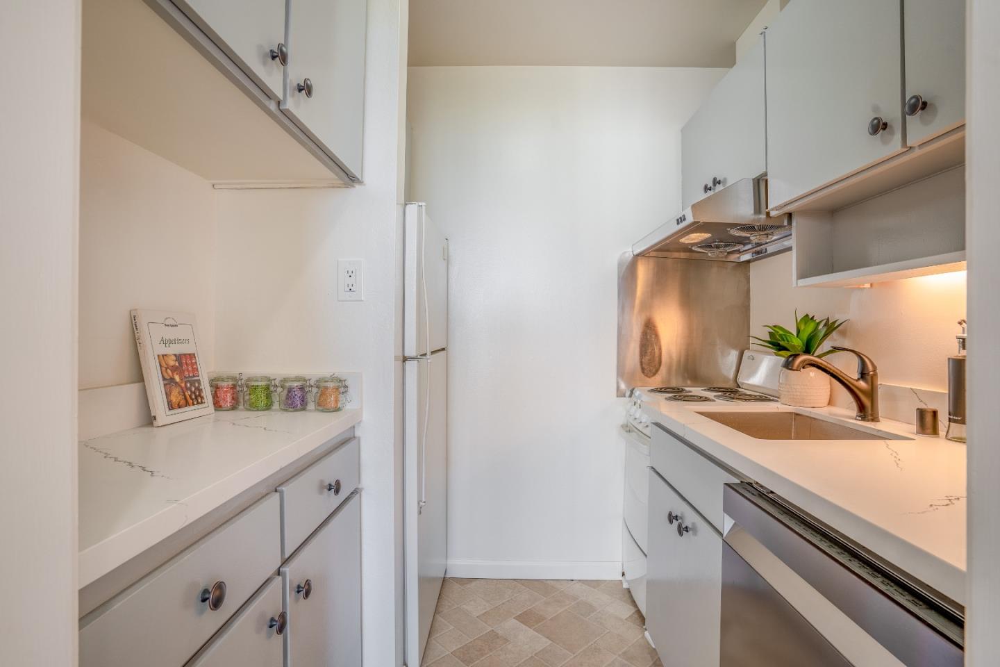 Detail Gallery Image 7 of 32 For 4 Captain Dr #E411,  Emeryville,  CA 94608 - 1 Beds | 1 Baths