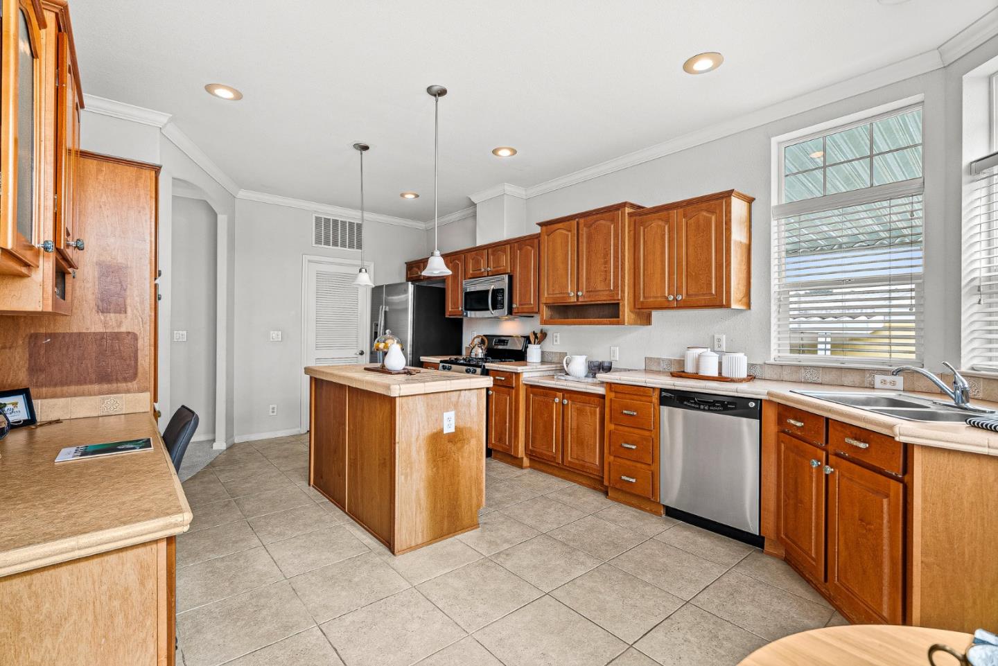 Detail Gallery Image 19 of 48 For 2435 Felt St #44,  Santa Cruz,  CA 95062 - 3 Beds | 1/1 Baths