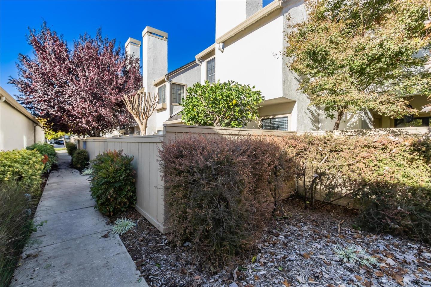 Detail Gallery Image 3 of 38 For 2058 Foxhall Loop, San Jose,  CA 95125 - 2 Beds | 1/1 Baths