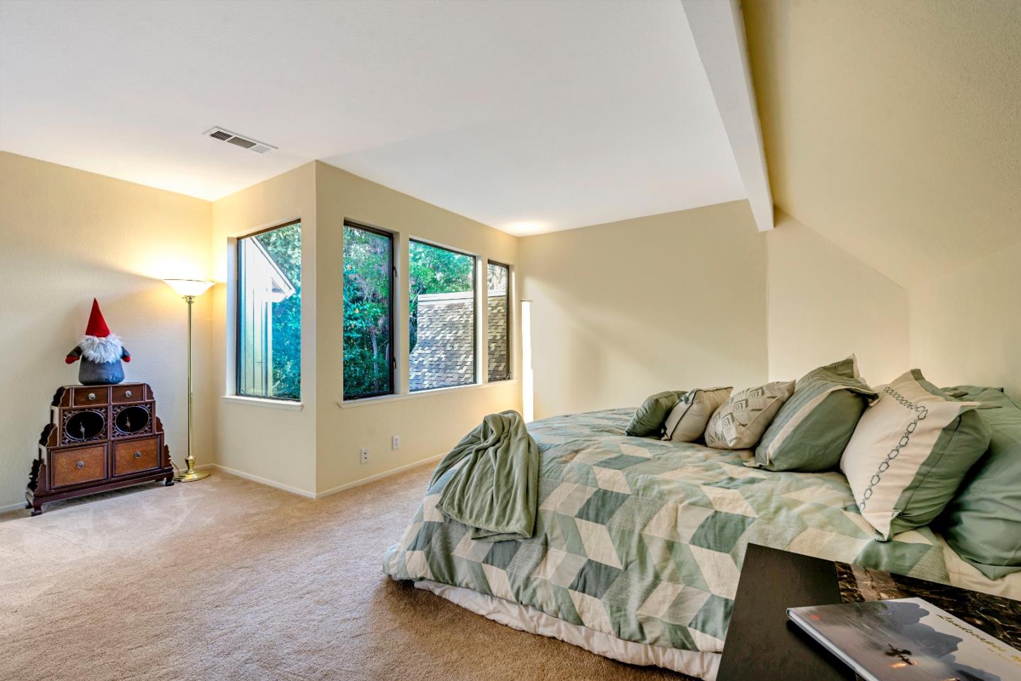 Detail Gallery Image 6 of 10 For 722 Creek Dr, Menlo Park,  CA 94025 - 4 Beds | 2/1 Baths