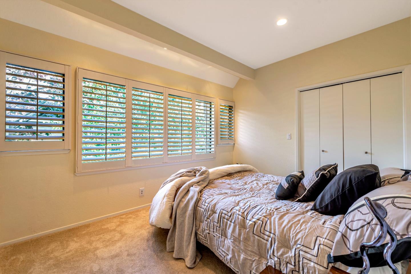 Detail Gallery Image 8 of 10 For 722 Creek Dr, Menlo Park,  CA 94025 - 4 Beds | 2/1 Baths