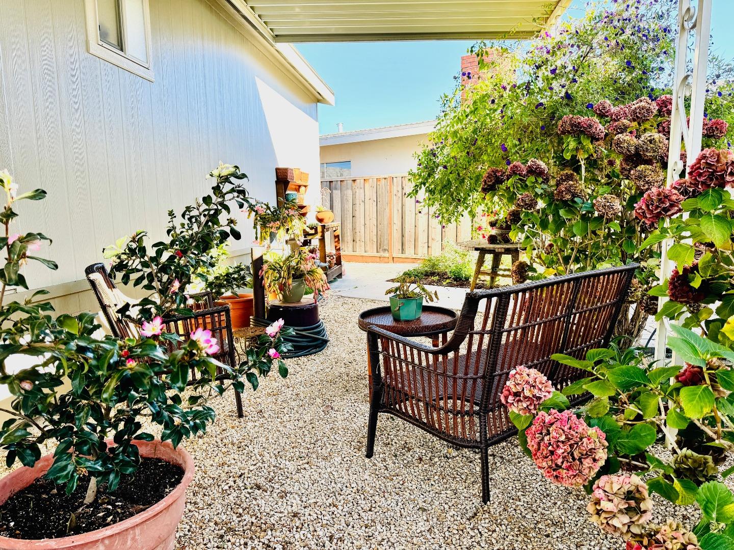 Detail Gallery Image 3 of 34 For 1555 Merrill St 111a,  Santa Cruz,  CA 95062 - 2 Beds | 2 Baths